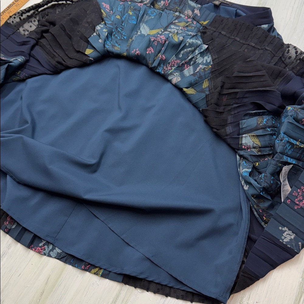 Banana Republic Floral Pleated Skirt Sz 2 Tall - Picture 10 of 11